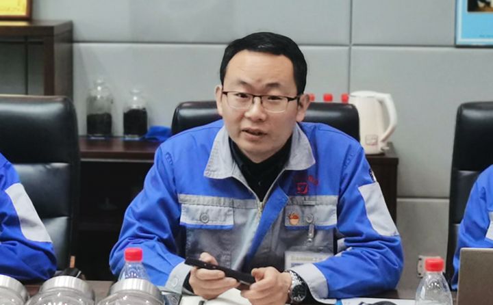 技術(shù)部部長張波與營銷人員分享2020年顆粒機設(shè)備和粉碎機設(shè)備改進點以及對2021年大型粉碎設(shè)備、牛糞顆粒爐設(shè)備的技術(shù)參數(shù)、選型、及工藝流程進行講解培訓(xùn).jpg