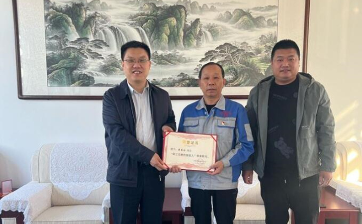 近日，山東居邦源集團(tuán)工會(huì)主席景奉全同志榮獲章丘區(qū)總工會(huì)授予的“職工信賴的娘家人”和“章丘區(qū)五一勞動(dòng)獎(jiǎng)?wù)隆睒s譽(yù)稱號(hào)，10月11日下午，雙山街道總工會(huì)為景奉全同志頒發(fā)獲獎(jiǎng)證書和獎(jiǎng)牌。.jpg
